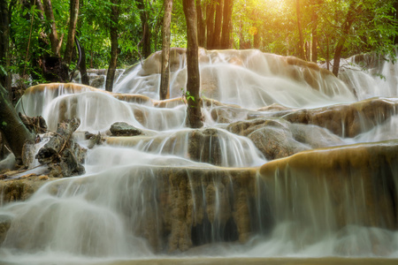 在雨林里，泰国的石灰岩瀑布