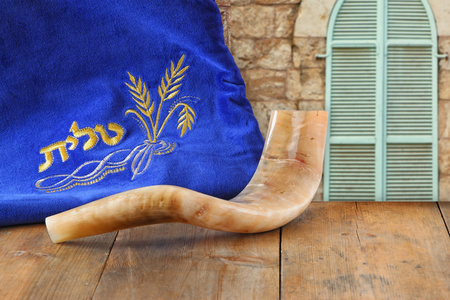 羊角 角 和祷告例词 talit 祷告 写在耶路撒冷古城墙 itin 前面的形象。犹太新年 犹太假日 概念。传统节日