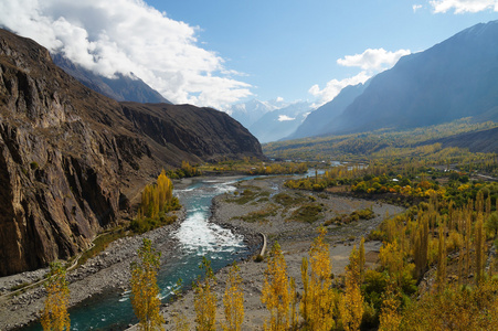 在 Ghizer 谷，巴基斯坦北部古比斯湖