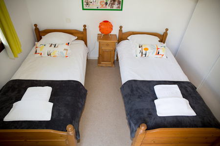 两张单人床卧室床头桌和灯图片