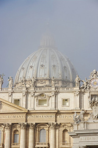 雾，意大利罗马的圣彼得大教堂
