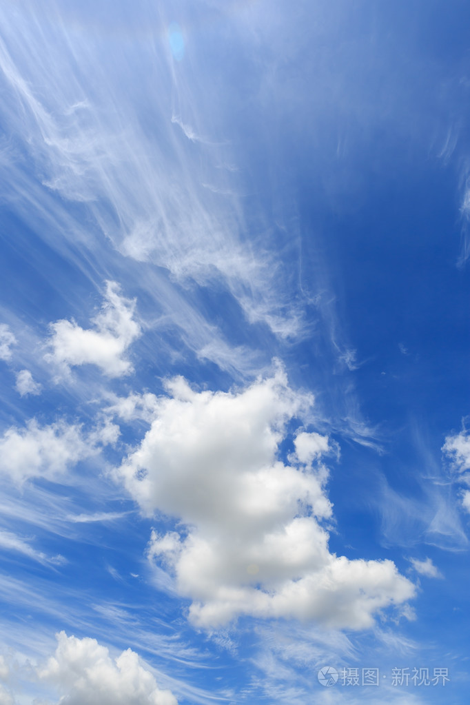 蓝蓝的天空上的云