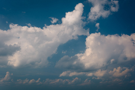 天空中美丽的云朵, 在神南多阿国家公园, 维珍