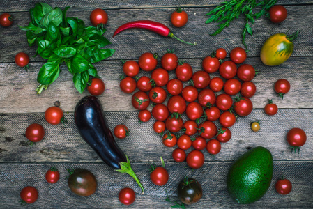 番茄的心形状和蔬菜