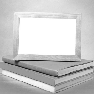 堆栈的书和照片框架黑色和白色基调样式