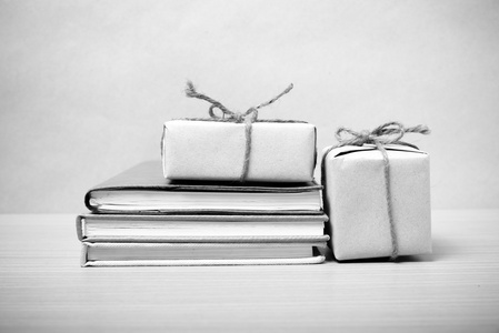 礼品盒黑色和白色色调风格的书