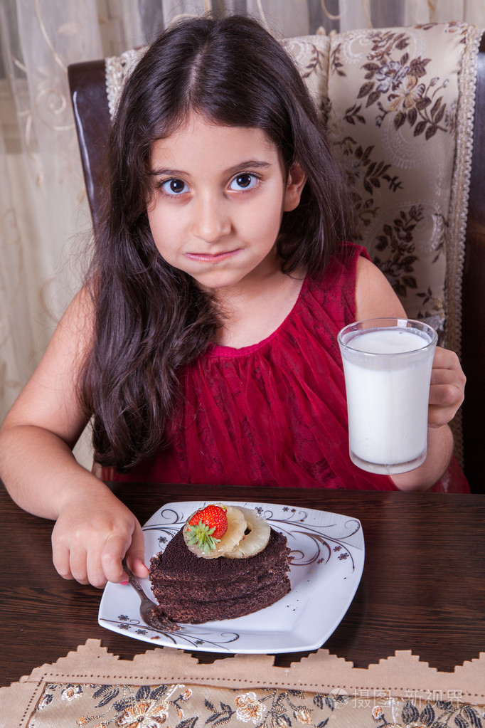 年轻漂亮的中东小女孩巧克力c