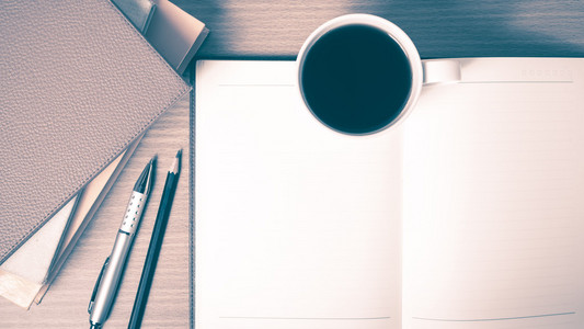 书和咖啡的杯复古风格与打开笔记本照片