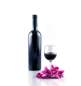 瓶和玻璃隔离在白色背景上的红酒