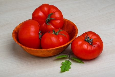 在碗里的红番茄
