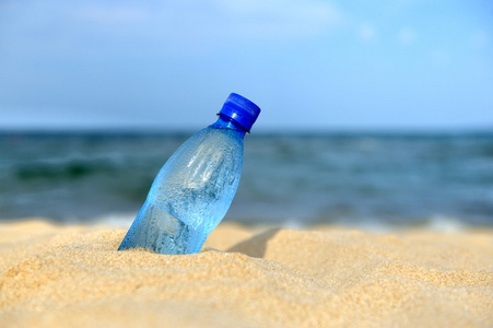 瓶在沙滩上的新鲜水