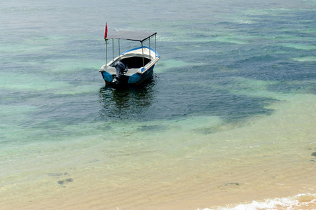 船停泊在海湾