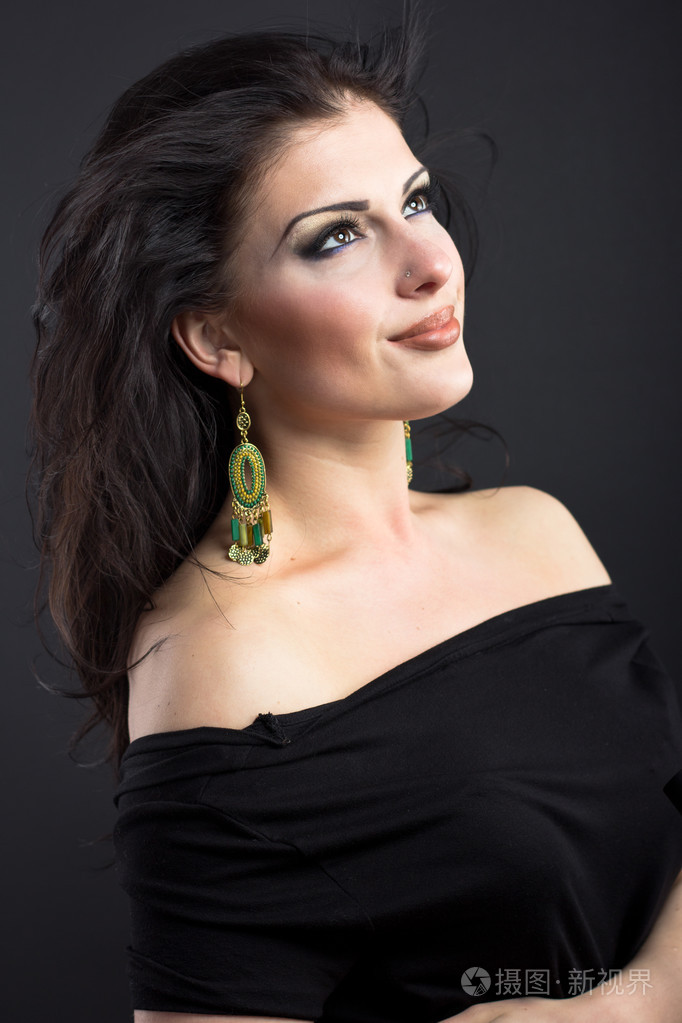 美丽的黑发女郎,飘逸的长发.一个漂亮的女孩,在珠宝的画像.