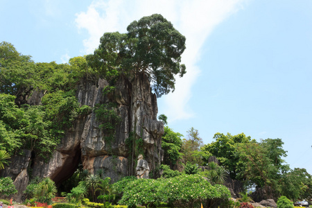 石头山与美丽的蓝色天空