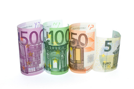 白色背景上的各种面值的欧元纸币