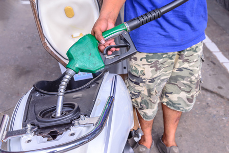 摩托加油声音石油给摩托车加油照片