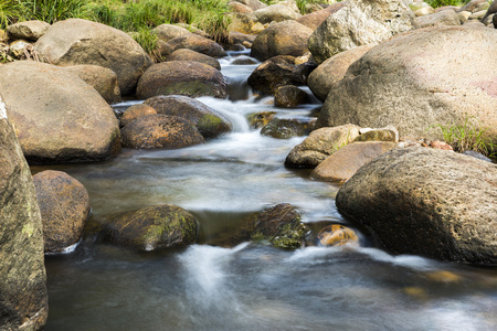 岩石和流动的水