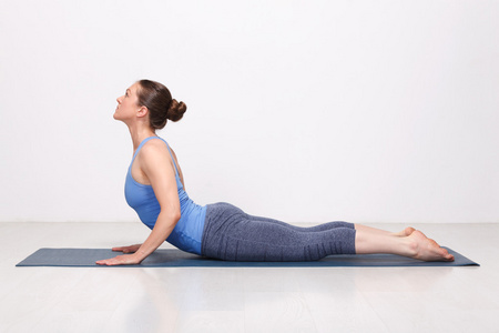 运动适合瑜伽女人做法瑜伽体式 bhujangasana