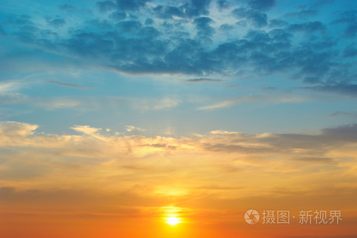 美丽的日出和多云的天空