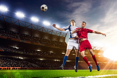 足球运动员在行动图片