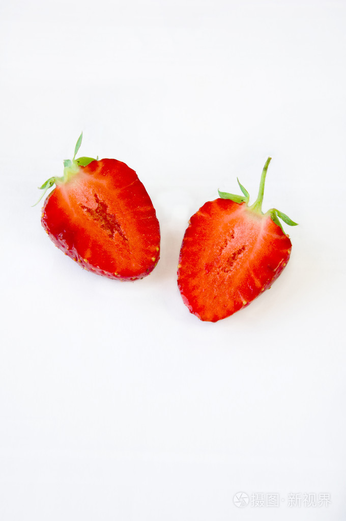 孤立的草莓.切片和一半的集合