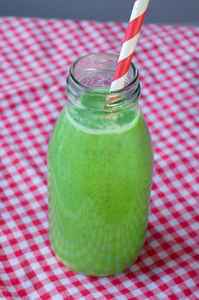 玻璃罐菠菜芒果香蕉健康绿色思慕雪