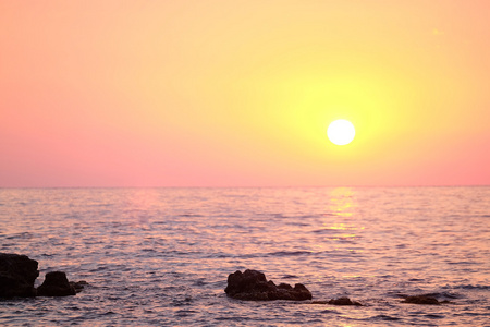 海上日落下的风景图片