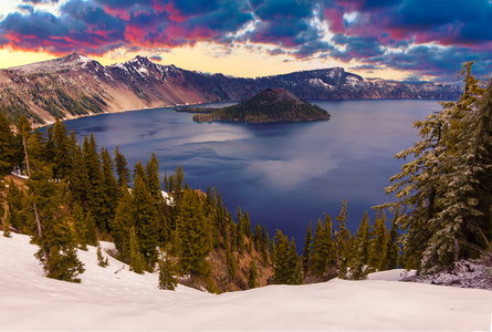 火山口湖的美丽全景