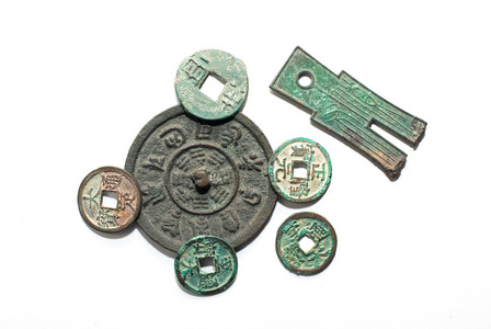 中国古代青铜钱币在白色背景上图片