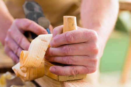 木匠木工刨床与工件在木工