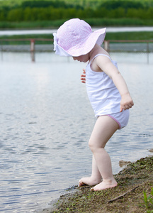 女孩在夏天湖
