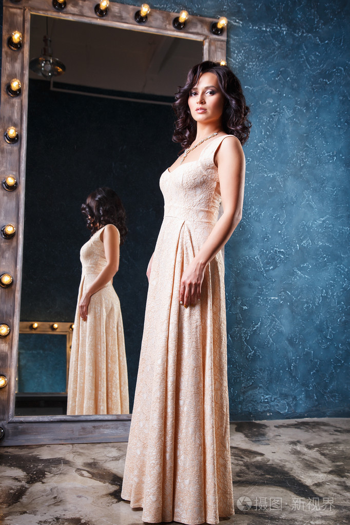 美丽优雅的年轻女子穿着华丽的晚礼服的肖像