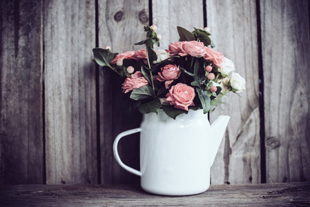 束玫瑰花在复古咖啡壶