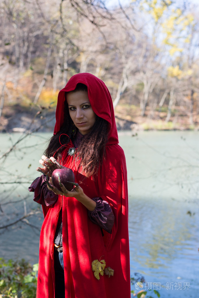 女孩在红色的斗篷,在膝盖上的性质