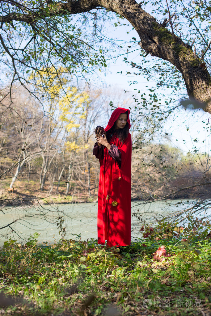 女孩在红色的斗篷,在膝盖上的性质