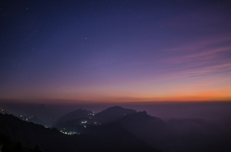 在山风景壮丽日落