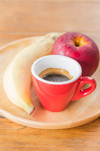 简单的餐用红红的苹果 香蕉和咖啡