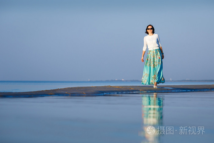 年轻漂亮的女人享受海滩度假