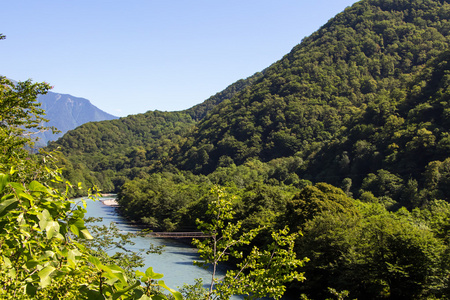 山区河流在夏天的形象