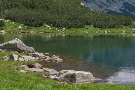 惊人的 Muratovo 湖，皮林山观点