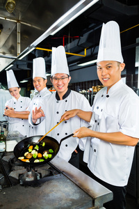 亚洲餐厅厨房烹饪厨师图片