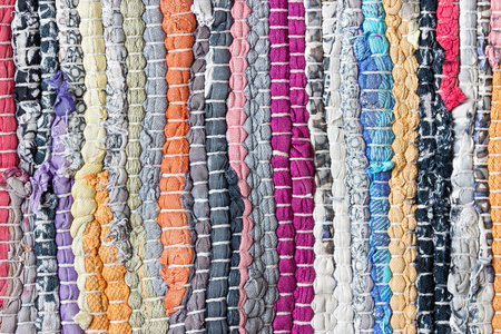 条纹地毯由彩色棉布制成的小件