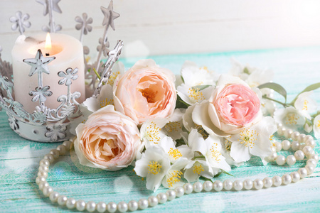 甜蜜的粉彩花卉和蜡烛