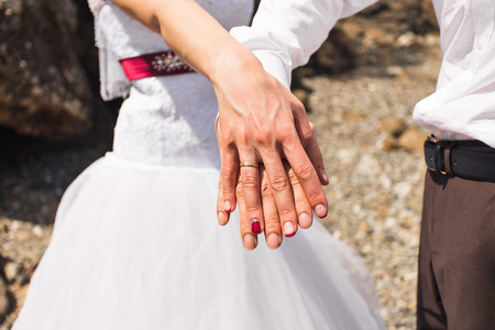 手挽手与结婚戒指