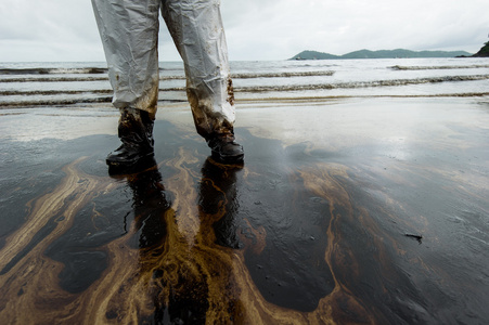 石油原油泄漏事故在 Ao 抛在沙美岛的海滩上