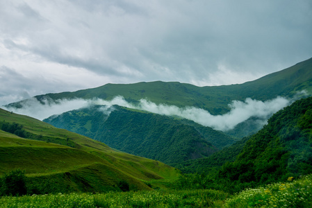 山云在多云的天气。高加索地区。.俄罗斯