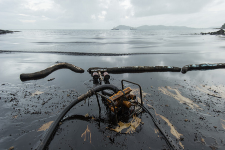 石油原油泄漏事故在 ao 抛在沙美岛的海滩上照片