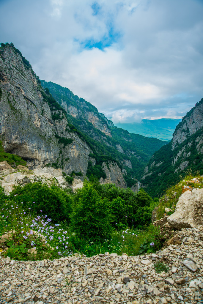 天空衬托山的夏天.高加索地区.俄罗斯