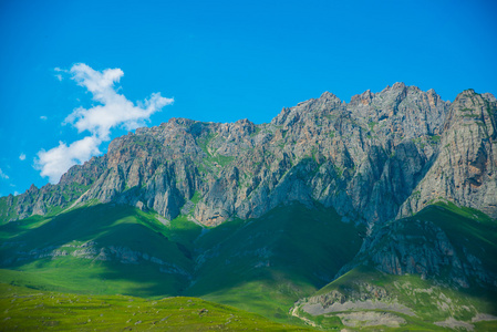 在明亮的蓝天衬托美丽的山。高加索地区。.俄罗斯