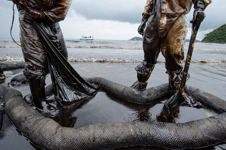 石油原油泄漏事故在 Ao 抛在沙美岛的海滩上
